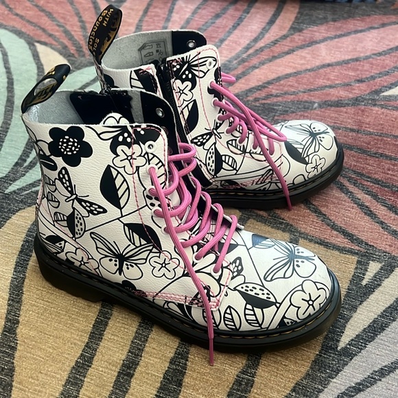 Dr Martens kids size 4 US M butterfly floral- meadow print - Picture 2 of 5